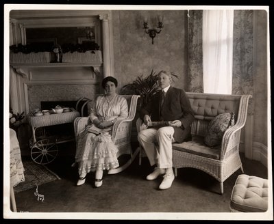 Ritratto del Sig. e della Sig.ra Howard seduti in un salotto nella loro casa al 200 5th Avenue, New York, 1916-6 (stampa al gelatino d