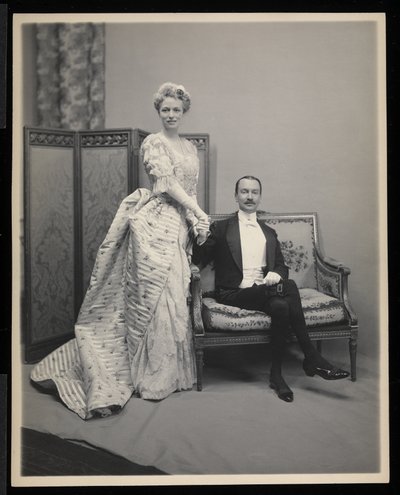 Ritratto di un uomo e una donna non identificati al ballo di James Hazen Hyde, New York, 31 gennaio 1905 da Byron Company