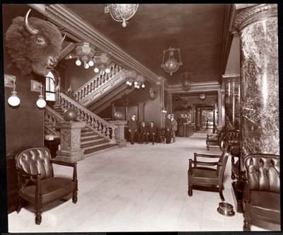 Scala e atrio al Park Avenue Hotel, 1901 o 1902 da Byron Company