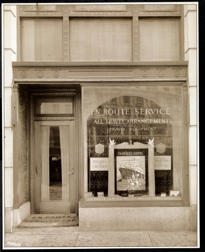 Vetrina di En Route Service, Inc., al Savoy Plaza Hotel, 59th Street e 5th Avenue, New York, 1928 da Byron Company