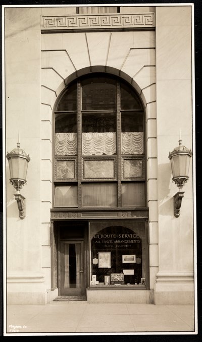 Vetrina di En Route Service, Inc., al Savoy Plaza Hotel, 59th Street e 5th Avenue, New York, 1928 da Byron Company