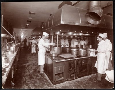 La cucina del Ritz-Carlton Hotel, c.1910-11 da Byron Company