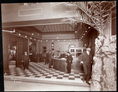 La hall e il banco di registrazione dell