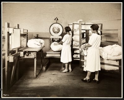 Due donne afroamericane che pesano sacchi di biancheria alla Carolyn Laundry a East Harlem, New York, 1928 da Byron Company