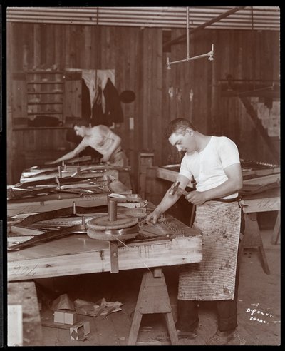 Due uomini che lavorano nella fabbrica di pianoforti Harrington, 1907 da Byron Company