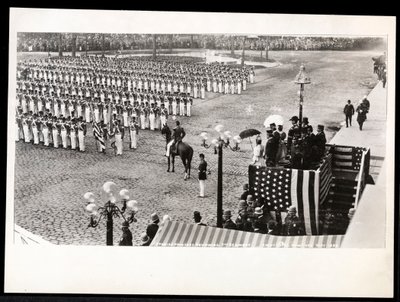 Vista della Principessa Eulalia di Spagna che rivede il 7º Reggimento che marcia nella parata della celebrazione di Colombo al Savoy Hotel, New York, 1899 (stampa al gelatino d