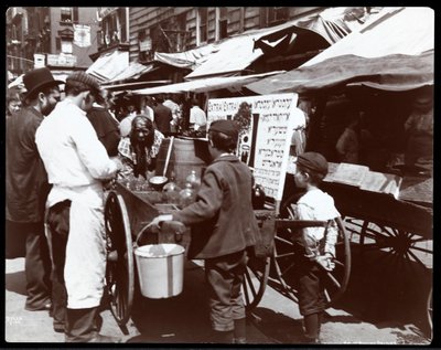 Vista di bambini che comprano bevande da un venditore ambulante su Hester Street, New York, 1898 da Byron Company