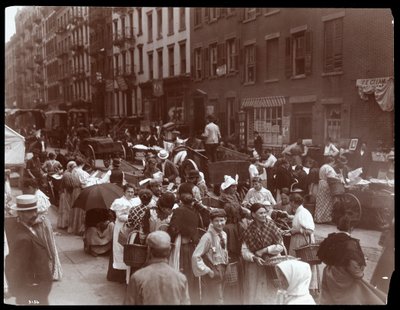Vista della folla e dei venditori ambulanti su Hester Street, New York, 1899 da Byron Company