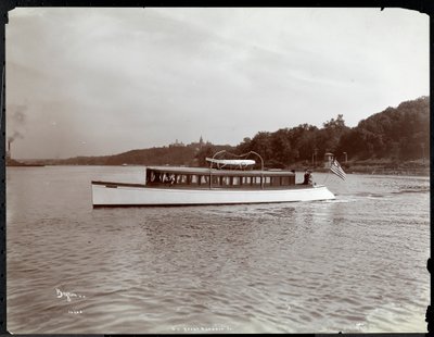 Vista dello yacht Delicia del New York Yacht, Launch und Engine Co. sul fiume Hudson vicino a Morris Heights, New York, 1903 da Byron Company
