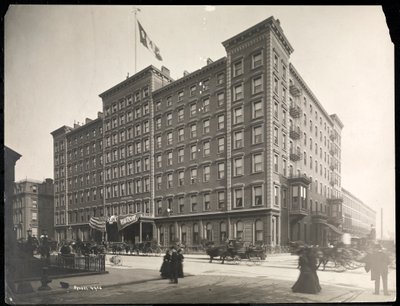 Hotel Windsor sulla 5th Avenue dalla 46th alla 47th Streets, New York, 1898 da Byron Company