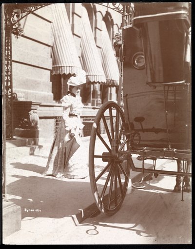 Donna che si avvicina a una carrozza all