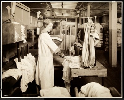 Donne che etichettano sacchi di biancheria alla Carolyn Laundry a East Harlem, New York, 1928 da Byron Company
