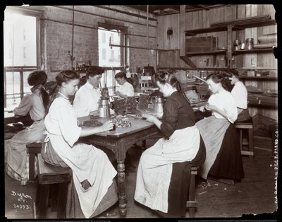 Donne che lavorano alla fabbrica di pianoforti Hardman, Peck e Co., New York da Byron Company