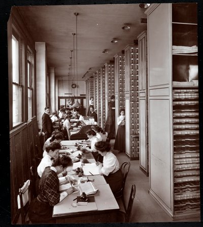 Donne che lavorano in un archivio, sotto supervisione maschile, presso la Metropolitan Life Insurance Co. in 23rd Street e Madison Avenue, New York, 1907 da Byron Company
