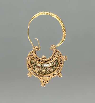 Orecchino a forma di mezzaluna da Byzantine