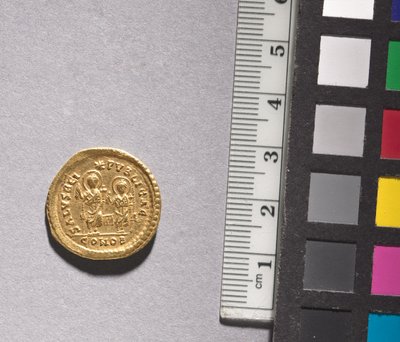 Solidus di Teodosio II e Valentiniano III (retro), 408-425 da Byzantine