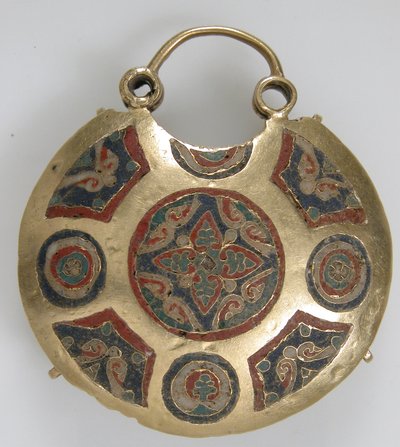 Pendente del tempio con due uccelli che fiancheggiano un albero della vita (fronte) e motivi geometrici e vegetali (retro), Rus