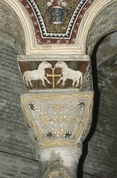 Capitello decorato dall