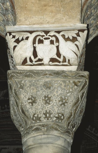 Capitello decorato dall