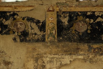 Frammenti di affresco, Tempio-Cryptoporticus di Salus Augusta, antica città romana di Urbs Salvia, Urbisaglia, Marche, Italia (foto) da J.B. and Brown J. Rowbotham