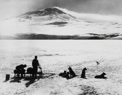 Spedizione al Polo Sud di Robert Falcon Scott (1868-1912), esploratori davanti al vulcano Erebus sull