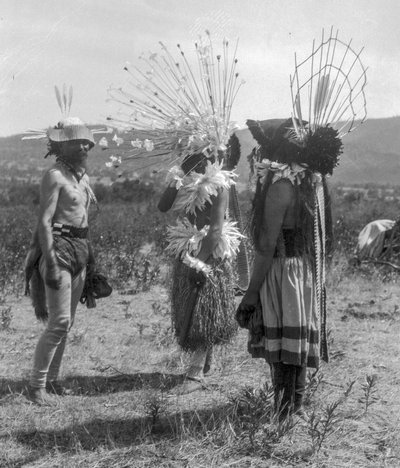 Persone native americane e casa rotonda tribale e abbigliamento cerimoniale, California da C. Hart Merriam