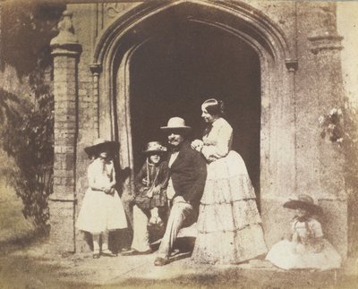 Ritratto di gruppo familiare posato in una porta da Calvert Jones