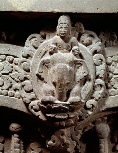 Arte Khmer: Il dio Indra al centro su Airavana e i Marut, i dei della tempesta e del vento. Architrave in pietra nello stile di Sambor Prei Kuk (600-650). dalla Cambogia. Parigi, Museo Guimet, Museo Nazionale delle Arti Asiatiche da Cambodian