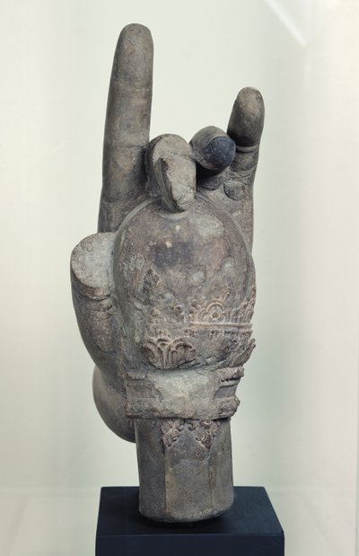 Mano di una statua colossale di Shiva, da Koh Ker, Provincia di Kompong Thom da Cambodian School