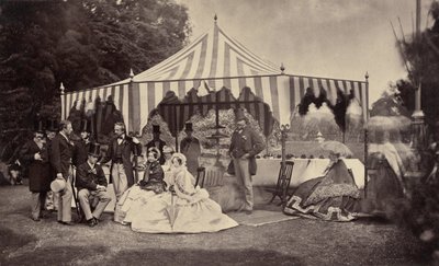 Gruppo di Persone Ben Vestite Davanti a una Tenda Esterna da Camille Silvy