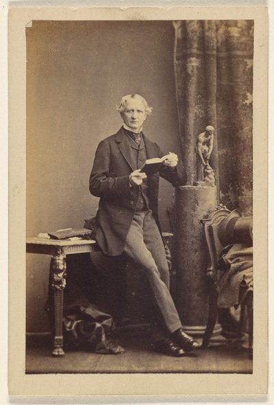 [Uomo non identificato seduto su un tavolo, con un libro aperto] da Camille Silvy