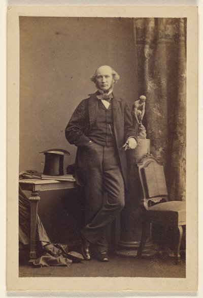 [Uomo non identificato in piedi, cappello a cilindro sul tavolo] da Camille Silvy