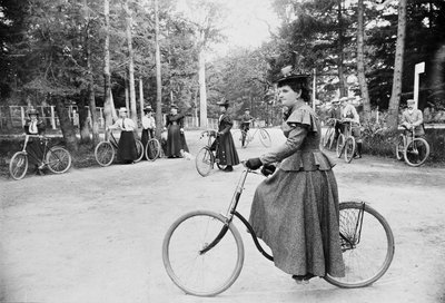 Hannah Maynard e altri in bicicletta nel Beacon Hill Park, Victoria, c.1895 da Canadian Photographer