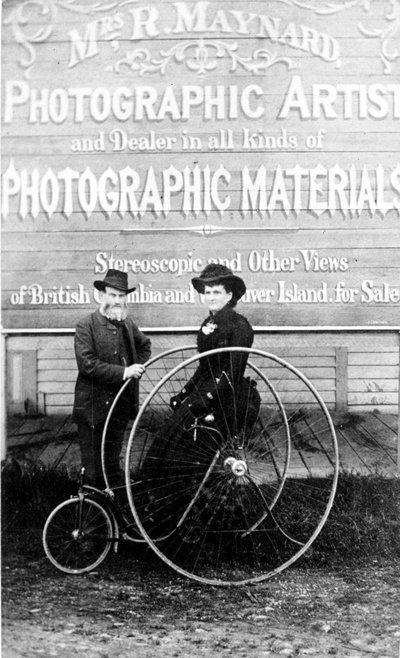 Richard e Hannah Maynard fuori dallo studio della Sig.ra Maynard, anni 1880 da Canadian Photographer