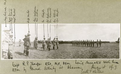 Il generale Allenby decora il capitano Harper con la D.C.M. in una cerimonia ad Abassan, Palestina meridionale, agosto 1917 da Capt. Arthur Rhodes