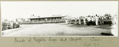Parata di truppe egiziane e tappeti, Cairo, settembre 1917 da Capt. Arthur Rhodes