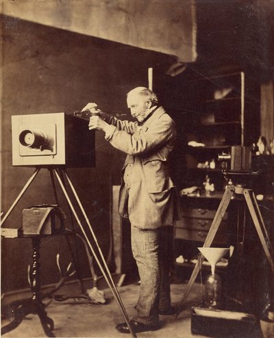 [Autoritratto mentre prepara una lastra al collodio]. da Capt. Horatio Ross