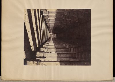 Madura. Il Choultry di Trimul Naik, veranda laterale da ovest. da Capt. Linnaeus Tripe