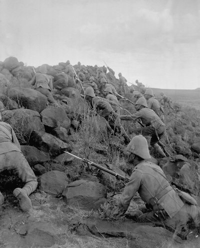Truppe canadesi che scalano un kopje durante la guerra boera (1899-1902) da un album di fotografie compilato da A.S. Pratt, 1900-02 da Captain J.A. Holson