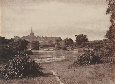 Rangoon. Vista vicino al lago da Captain Linnaeus Tripe