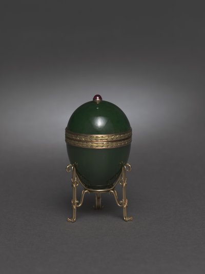 Uovo di giada con supporto da Carl Fabergé