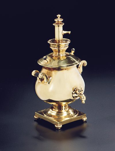 Fiaschetta per profumo a forma di samovar in miniatura con tappo, probabilmente Mosca, 1908-17 da Carl Fabergé