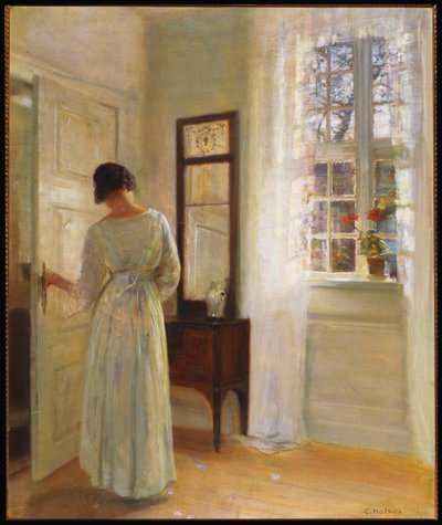 Una signora che si guarda allo specchio vicino a una porta aperta da Carl Holsoe