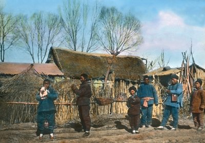 Cina, cinesi in un villaggio, circa 1920, Archivio Carl Simon da Carl Simon
