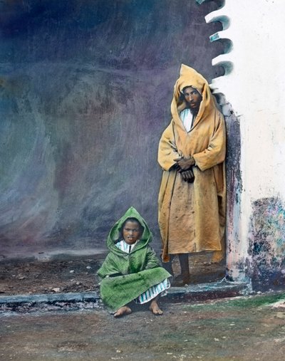 Marocco, mercante moresco con il figlioletto, data immagine: circa 1910. Archivio Carl Simon da Carl Simon