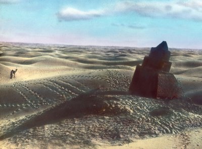 Marocco, pietra miliare nel deserto, circa 1910, Archivio Carl Simon da Carl Simon