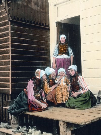 Paesi Bassi, ritratto di una famiglia olandese. Madre orgogliosa con le sue quattro figlie, circa 1920, Archivio Carl Simon da Carl Simon