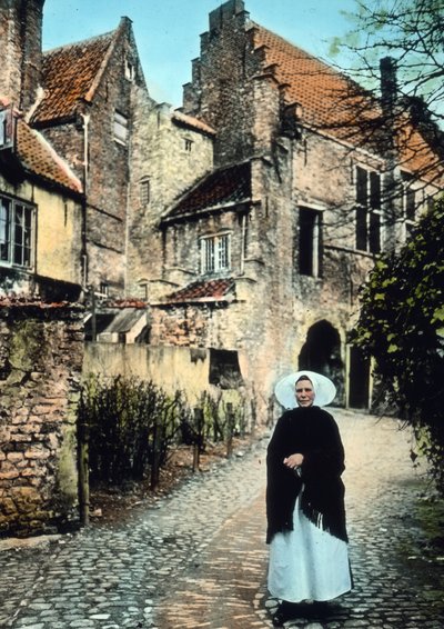 Paesi Bassi, provincia di Zeeland. Donna davanti al portale Kuipers nella città di Middelburg, circa 1920, Archivio Carl Simon da Carl Simon