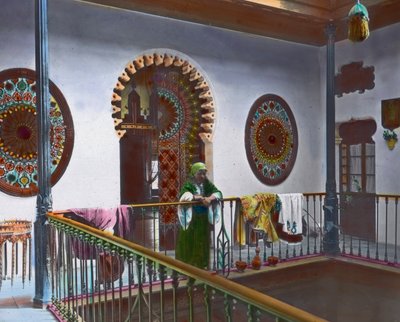 Nord del Marocco, donna marocchina in galleria, circa 1910, Archivio Carl Simon da Carl Simon