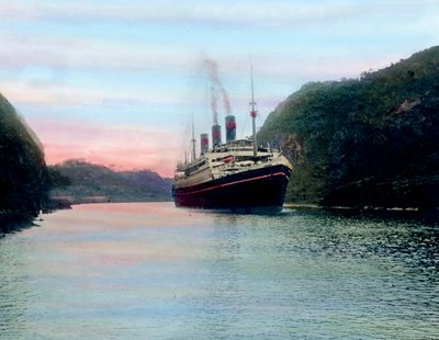 Transito di una nave a vapore attraverso il Canale di Panama, data immagine: circa 1920. Archivio Carl Simon da Carl Simon